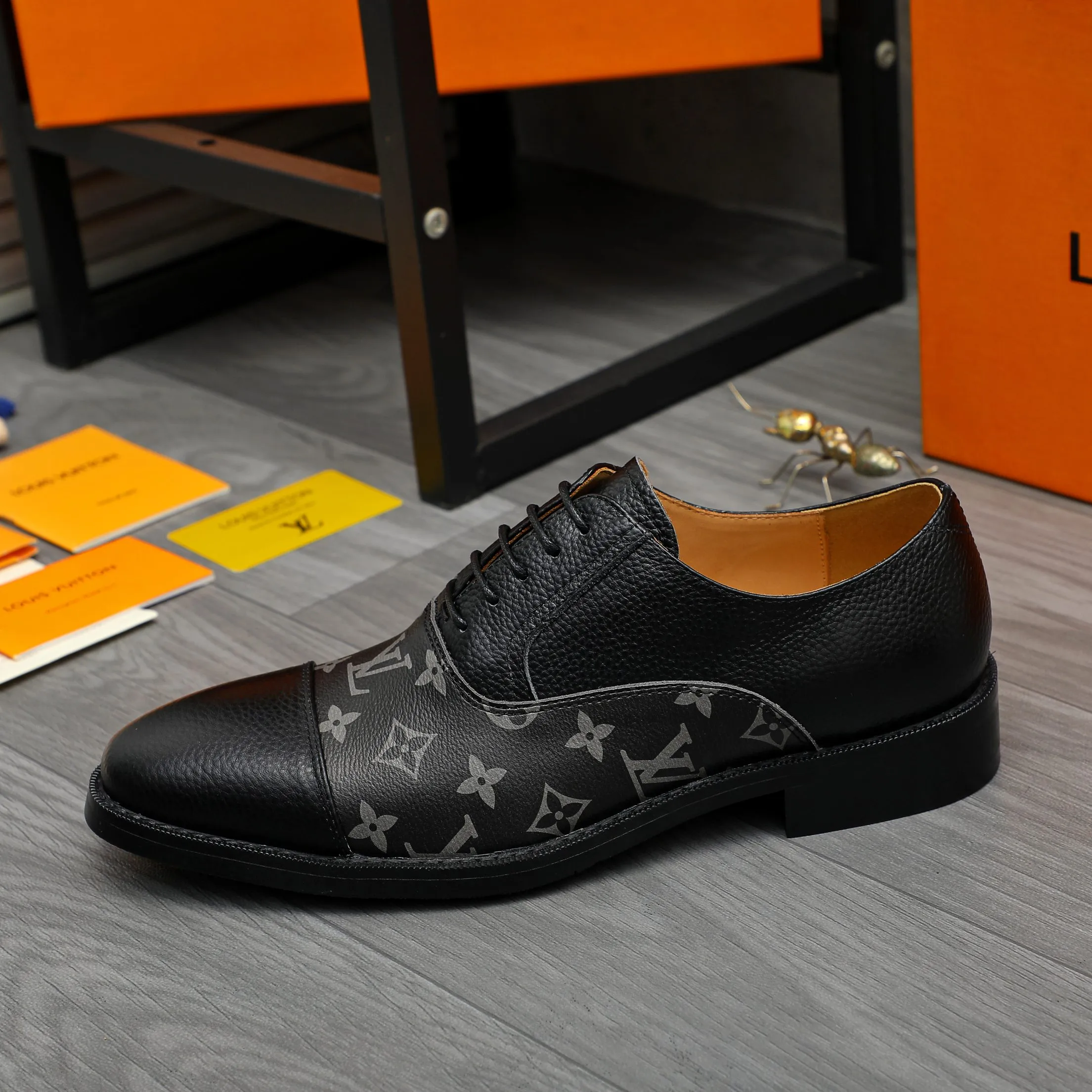 Men's shoes 💰500 Product trademark: LV "Louis Vuitton" business formal leather shoes Regular size: 39-45 (.45 customization is non-refundable) Product material: Selected pebbled cowhide stitching printed upper, cowhide lining, original rubber outsole